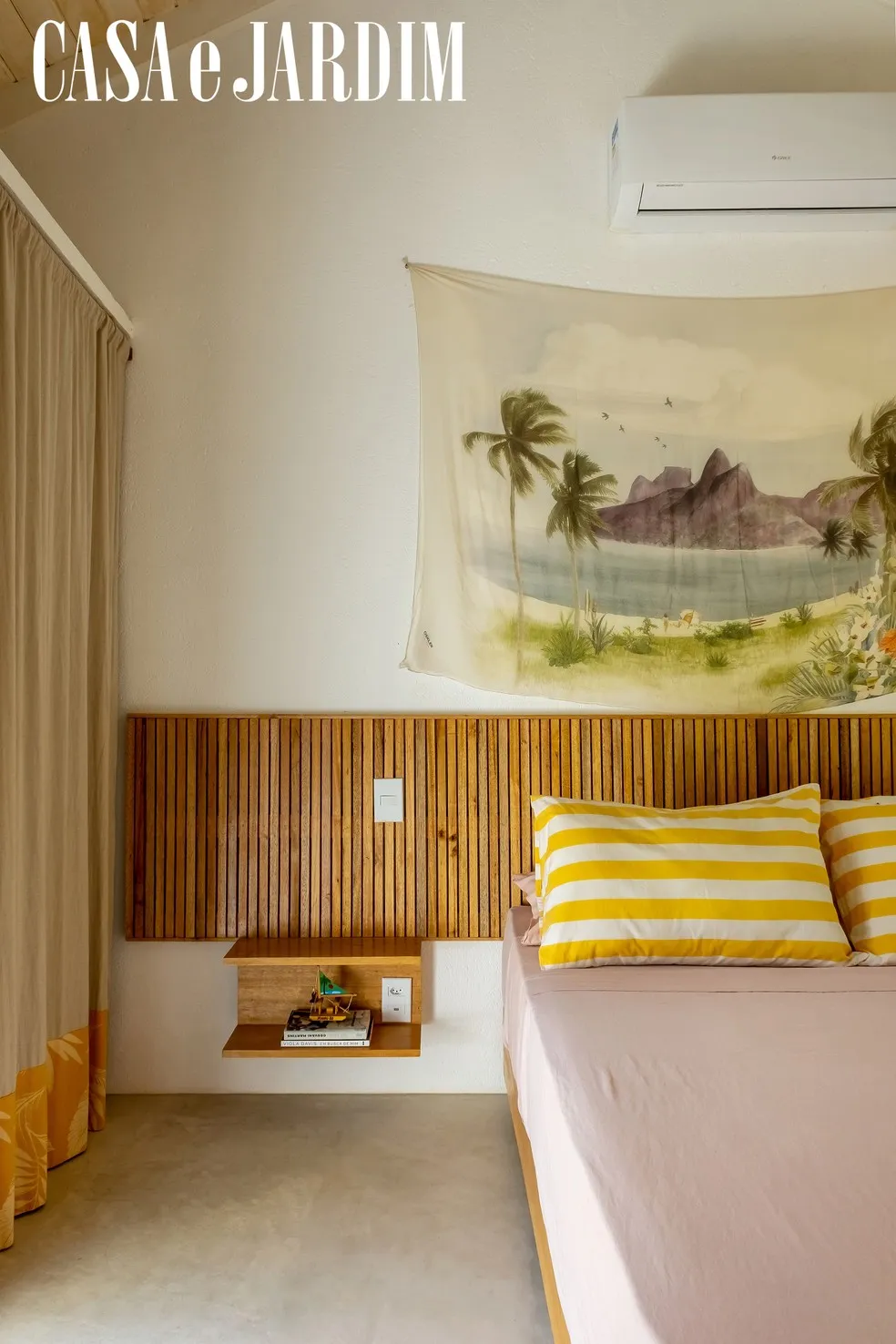 Quarto com cabeceira de madeira ripada e roupa de cama clara