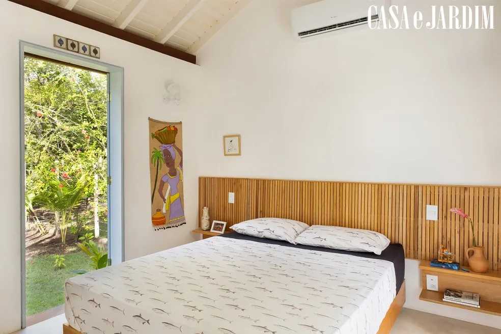 Quarto com a porta aberta para o jardim