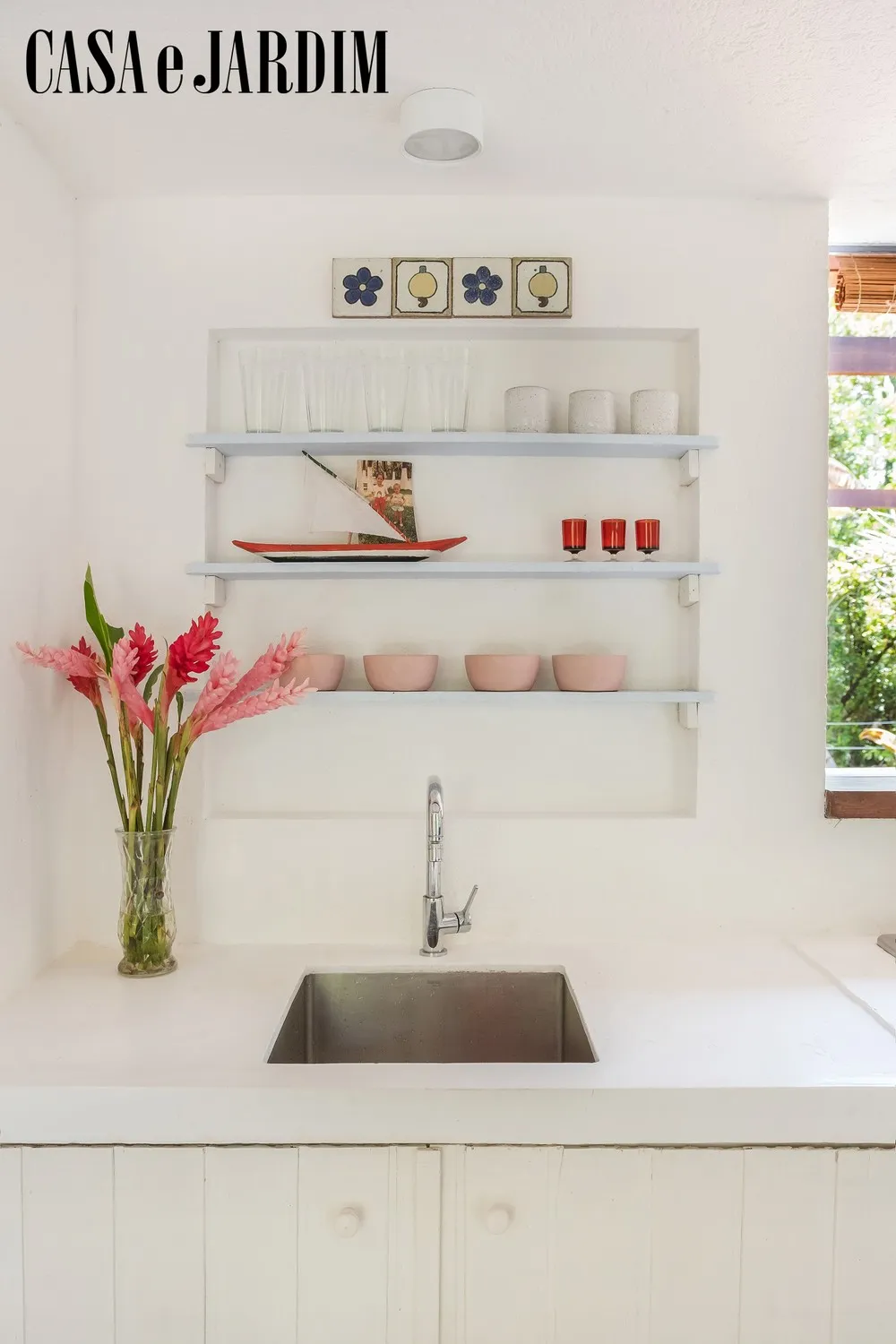 Pia da cozinha com prateleiras e flores