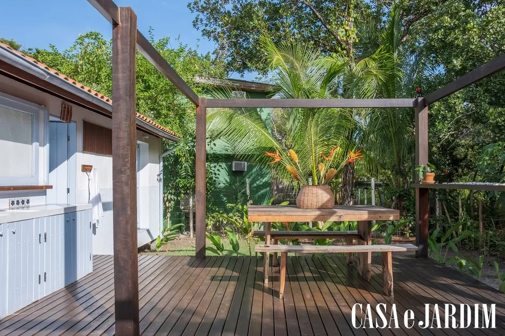 Deck externo com pergolado de madeira